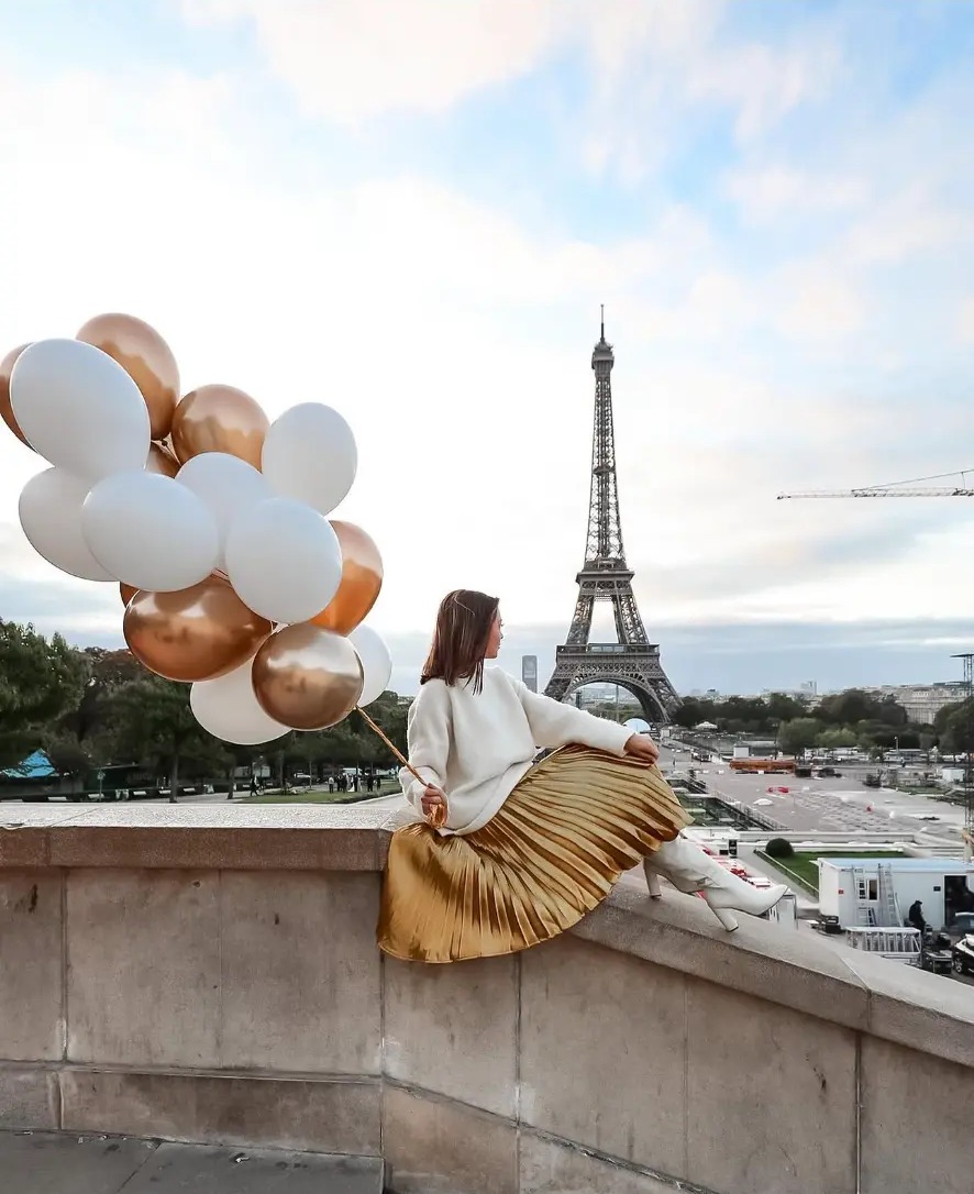 Haley Findlay with balloons in front of the Eiffel Tower in Paris